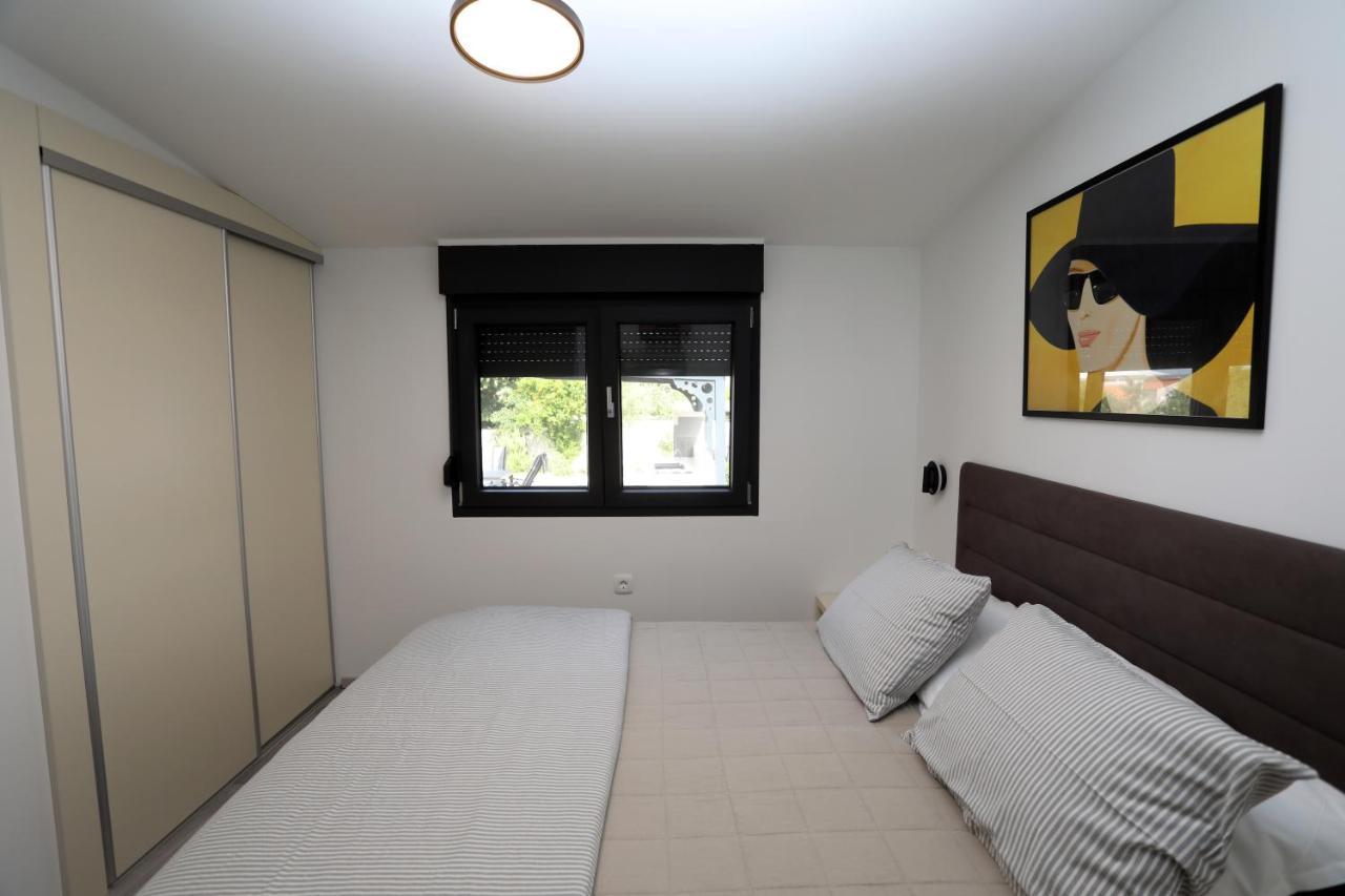 Guest House Tika Medulin Bagian luar foto