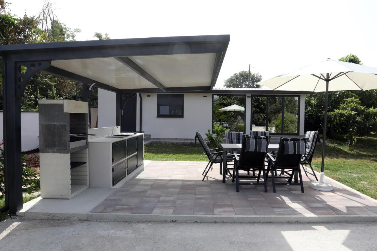 Guest House Tika Medulin Bagian luar foto