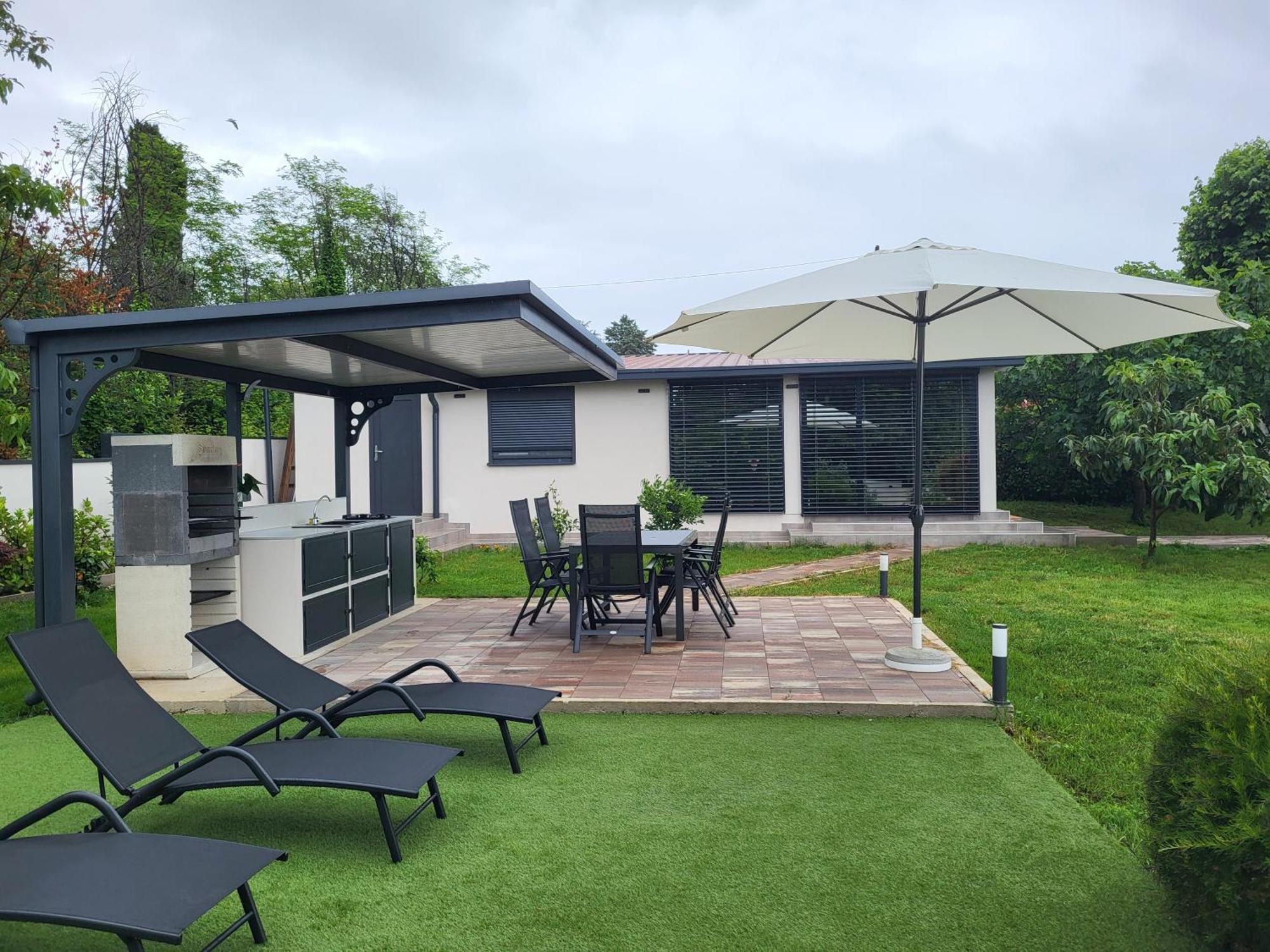 Guest House Tika Medulin Bagian luar foto
