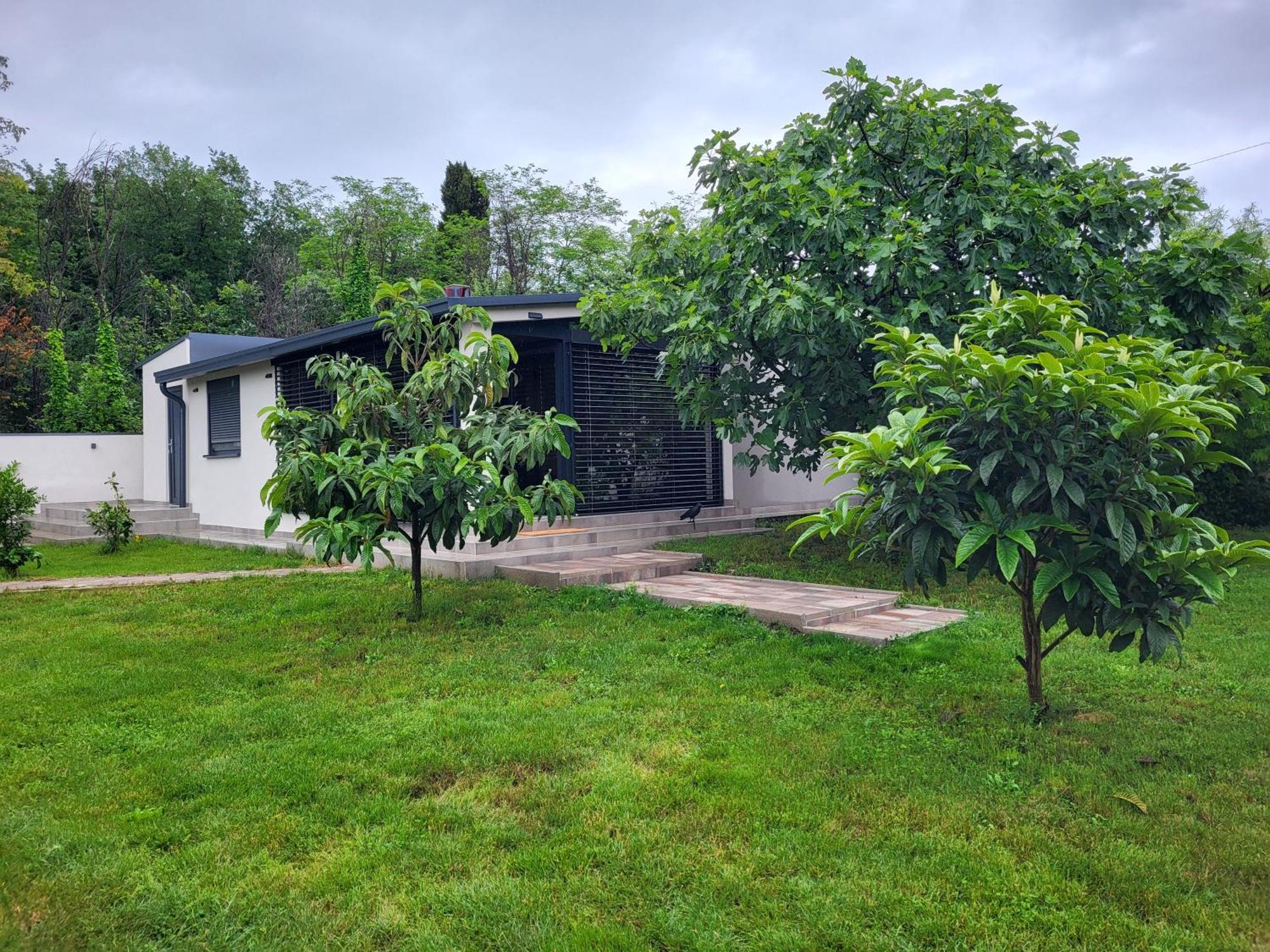 Guest House Tika Medulin Bagian luar foto